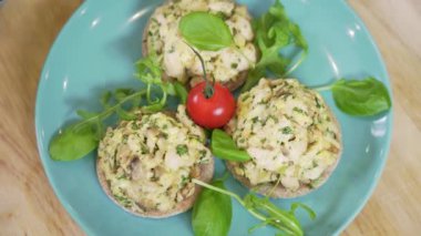 Peynirli ve sebzeli kısa hamurlu hamur işleri.