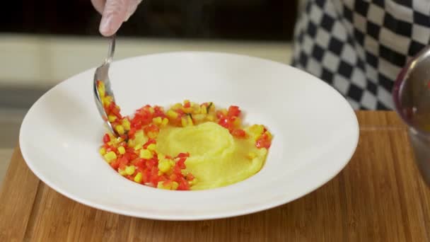 Chef Está Cocinando Gachas Mijo Con Salsa Verduras Yema Huevo — Vídeos de Stock