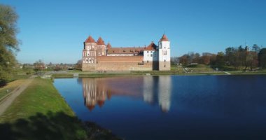 Mir, Belarus - 16.10.2018. Sonbaharda MIR Kalesi Kompleksinin hava görüntüsü