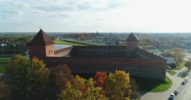 Lida, Belarus - 17.10.2018 - Lida Kalesi 'nin manzarası, Lida, Grodno Bölgesi, Batı Belarus' taki tarihi, ortaçağ kalesi