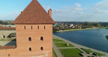 Lida, Belarus - 17.10.2018 - Lida Kalesi 'nin manzarası, Lida, Grodno Bölgesi, Batı Belarus' taki tarihi, ortaçağ kalesi