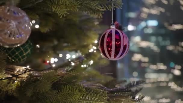 Árbol Navidad Decorado Con Bolas Sobre Las Luces Borrosas Ciudad — Vídeos de Stock