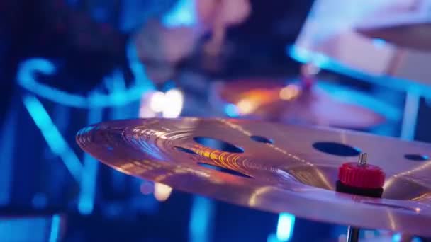 Mężczyzna Muzyk Gra Perkusji Zestaw Pod Kolorowe Oświetlenie Scena Podczas — Wideo stockowe