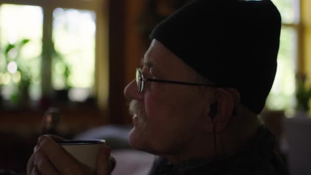 Tekerlekli Sandalyede Oturan Yaşlı Bir Adam Evin Oturma Odasında Televizyon — Stok video