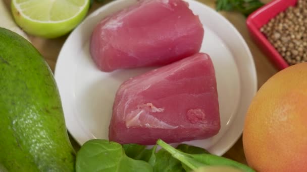 Tonfiskfilé Med Olika Grönsaker Och Grönsaker Som Ingredienser För Tillagning — Stockvideo