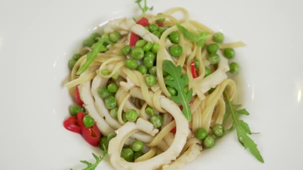 Chef Está Cocinando Pasta Linguine Con Filete Calamar Guisantes Verdes — Vídeo de stock