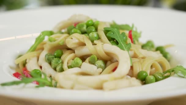 Chef Sta Cucinando Linguine Pasta Con Filetto Calamaro Piselli Verdi — Video Stock