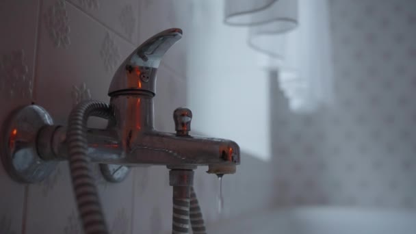 Στάζει Νερό Από Βρύση Που Στάζει Στο Μπάνιο — Αρχείο Βίντεο
