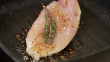 Otlu tavuk göğsü ve tavada kızartılmış baharat.