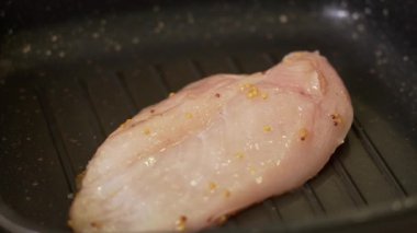 Otlu tavuk göğsü ve tavada kızartılmış baharat.