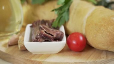 Ciabatta ekmeği, taze sebzeler ve sandviç yapmak için diğer malzemeler.