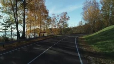 Güneşli bir yaz gününde, Avrupa kırsal kesiminde, geniş sularda akan yolun havadan görünüşü.