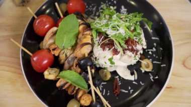 Kiraz domatesli ızgara şiş, midye ve mantarlı siyah zeytin ve yeşil roka salatası.
