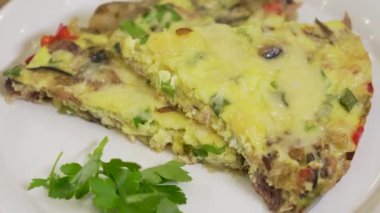 Taze pişmiş balık ve sebzeli omlet tabakta servis edilir.