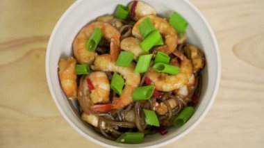 Karabuğday sobalı erişte, karides ve sebze kızartması.