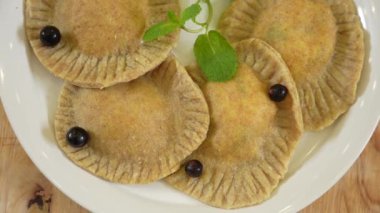 Taze pişirilmiş ev yapımı ravioli peynirli, böğürtlenli ve naneli.