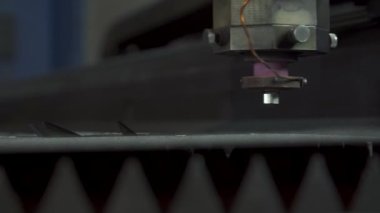 Endüstriyel lazer parlak parıltılı metal levha kesiyor