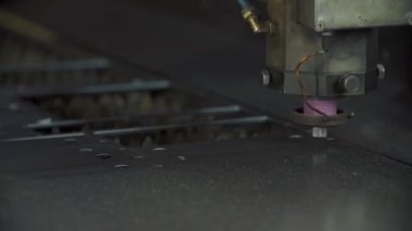 Endüstriyel lazer parlak parıltılı metal levha kesiyor