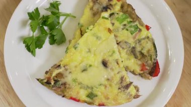 Taze pişmiş balık ve sebzeli omlet tabakta servis edilir.