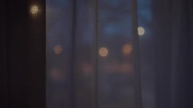 Odak dışı sokak lambaları pencereden içeri giriyor.