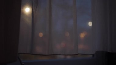 Odak dışı sokak lambaları pencereden içeri giriyor.