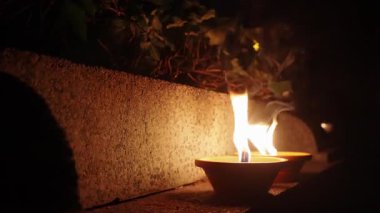 Azizler Günü bayramında gece mezarlıkta parlayan mumlar.