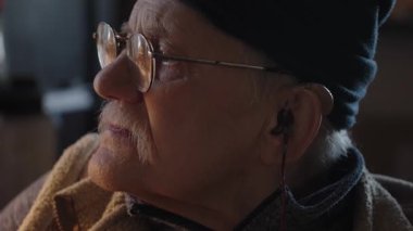 Kronik engelli yaşlı yetişkin tekerlekli sandalyede oturan bilgisayarla çalışıyor.