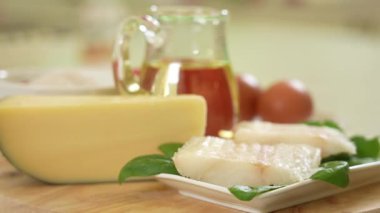 Çiğ balık fileto, yumurta ve peynir bir tabakta kızarmış balık için malzeme olarak.