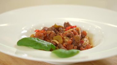 Taze pişirilmiş bolonez makarna tabakta servis edilir.