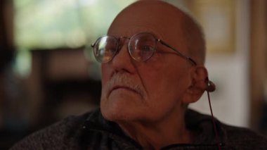 Kronik engelli yaşlı yetişkin tekerlekli sandalyede oturan bilgisayarla çalışıyor.