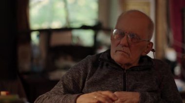 Kronik engelli yaşlı yetişkin tekerlekli sandalyede oturan bilgisayarla çalışıyor.