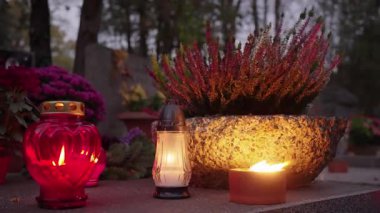 Azizler Günü bayramında gece mezarlıkta parlayan mumlar.