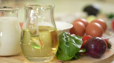 Çiğ balık fileto, süt, yumurta ve sebze bir tabakta sebze garnitürlü haşlanmış balık için malzeme olarak kullanılır.