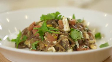 Tabakta servis edilen karidesli taze Asya usulü erişte.