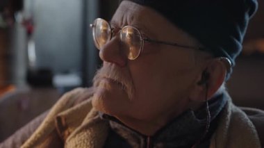 Kronik engelli yaşlı yetişkin tekerlekli sandalyede oturan bilgisayarla çalışıyor.