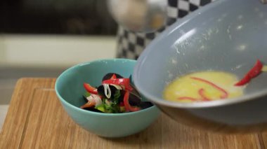 Şef, Tom Yum çorbasını kasede servis ediyor.