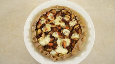 Taze pişmiş deniz ürünleri kokteyli ve bir tabakta servis edilen mozzarella turtası.