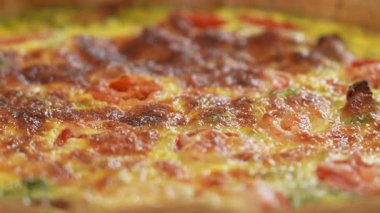 Tabakta ıspanaklı ve domatesli taze pişmiş kiş.