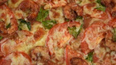 Taze pişmiş deniz ürünleri kokteyli ve bir tabakta servis edilen mozzarella turtası.