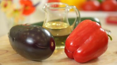 Pişmiş sebze yemeği için farklı taze sebzeler ve sebzeler.