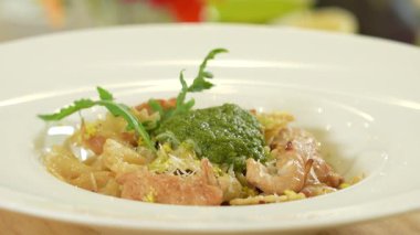 Tabakta hindi ve peynirli taze pişmiş farfalle makarna.