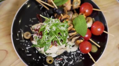 Kiraz domatesli ızgara şiş, midye ve mantarlı siyah zeytin ve yeşil roka salatası.