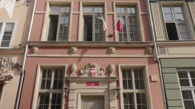 Gdansk, Polonya - 04.09.2024 - Gdansk Eski Kasabası 'nda bir yaz gününde renkli tarihi binalar ve insanlar