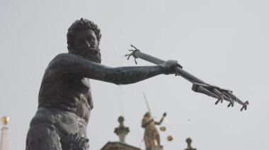 Gdansk, Polonya - 04.09.2024 - Gdansk Eski Kasabası 'nda bir yaz gününde renkli tarihi binalar ve insanlar