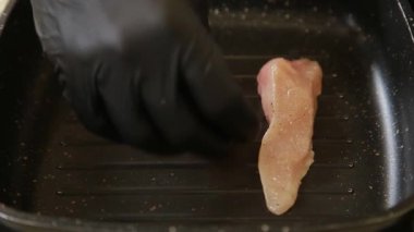 Otlu tavuk göğsü ve tavada kızartılmış baharat.