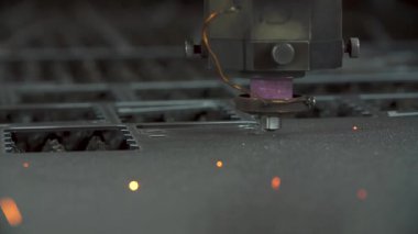 Endüstriyel lazer parlak parıltılı metal levha kesiyor