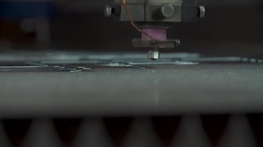 Endüstriyel lazer parlak parıltılı metal levha kesiyor