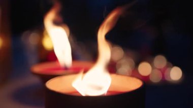 Azizler Günü bayramında gece mezarlıkta parlayan mumlar.