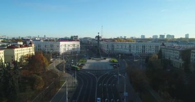 Minsk, Belarus - 10.2018 İnsansız Hava Aracı uçuşu Minsk 'in merkezinde güneşli bir sabah