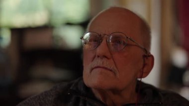 Kronik engelli yaşlı yetişkin tekerlekli sandalyede oturan bilgisayarla çalışıyor.